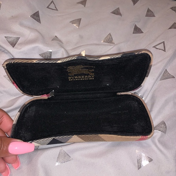 Burberry glasses case - Picture 2 of 3